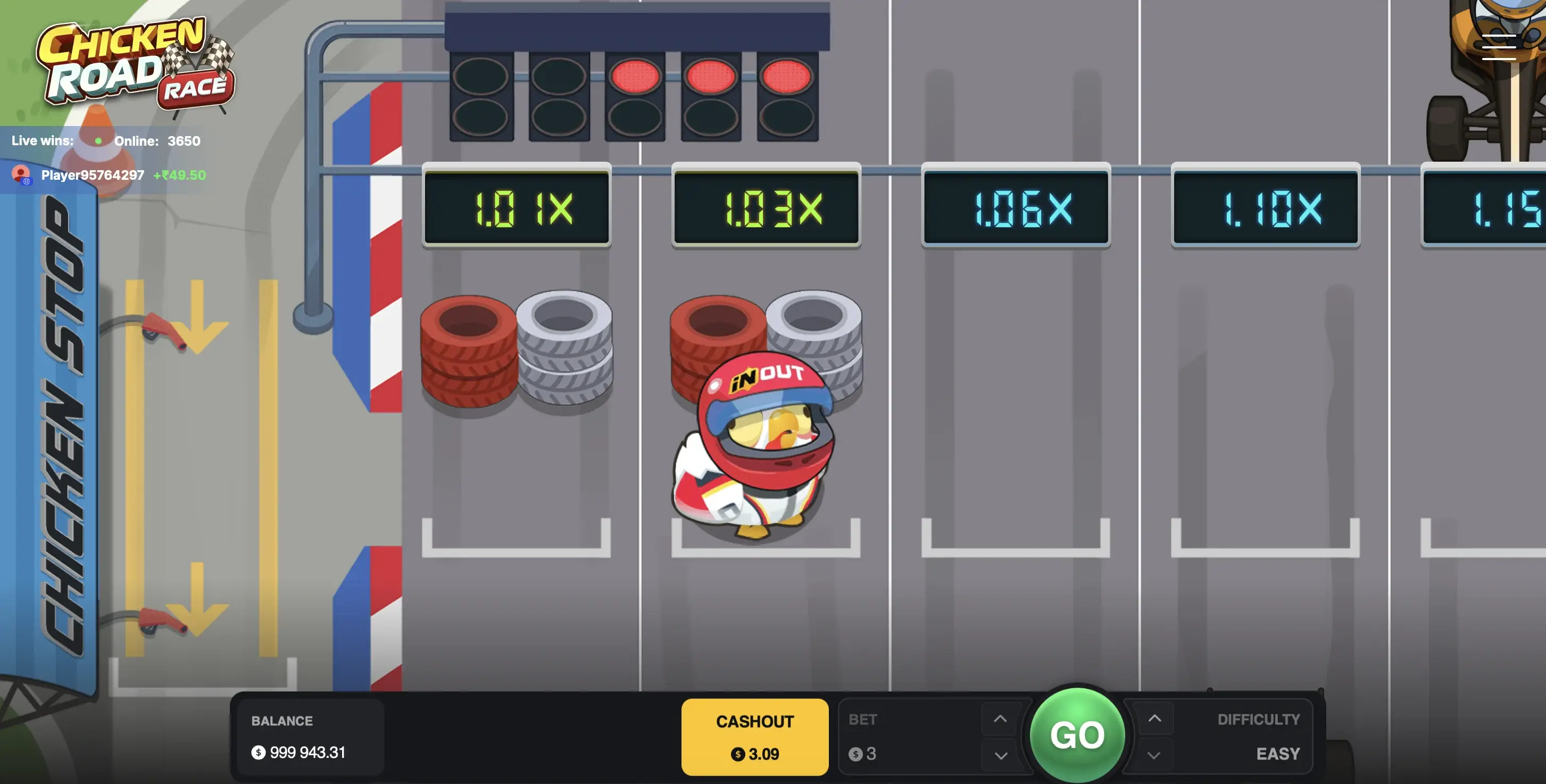 Chicken Road Race Gameplay — Hähnchen mit Rennhelm auf Rennstrecke, LED-Multiplikatoren, Reifenstapel an der Boxengasse